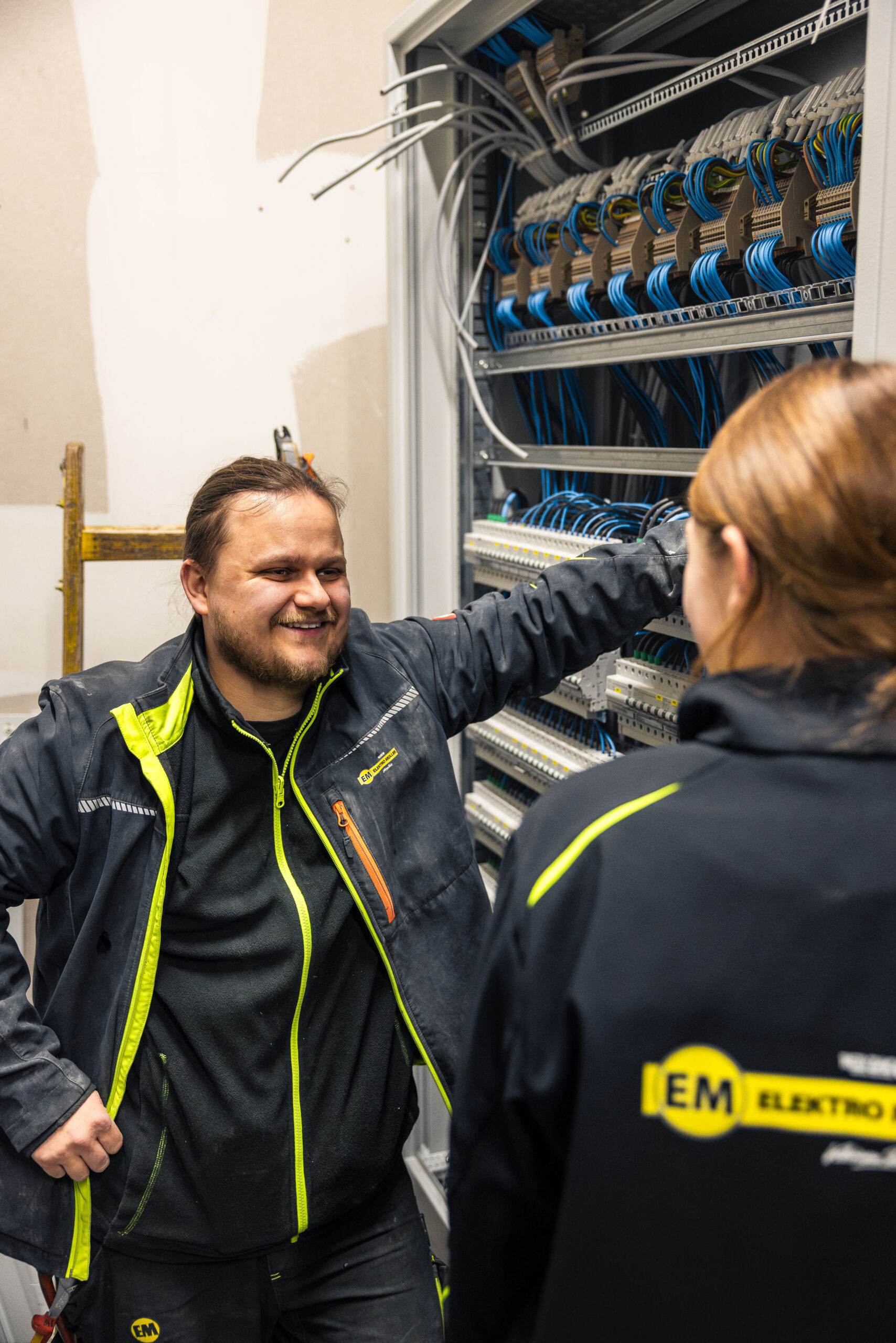Handwerker mit moderner Arbeitsausstattung